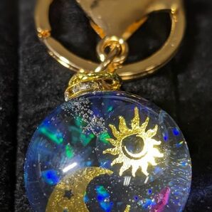 【値下げ】No.104 宇宙玉レジンキーホルダー ハンドメイド 太陽と月 クラッシュオパール バッグチャーム 25mm玉