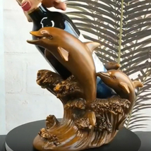 ワイン ボトル ホルダー 樹脂 イルカ 親子 波 海 スタンド ラック 装飾 ウッド調 木目調 彫刻 彫像 オブジェ 置物 インテリア リビング_画像4
