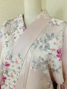 美品　正絹縮緬　袷　付下げ小紋の着物　広衿　薄桜色のぼかし染に花紋様の染　丈164cm　結婚式やパーティに　保管品