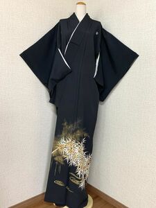 美品　婦人　高級黒留袖　比翼仕立て　正絹縮緬　撫子枝丸紋の染抜き五つ紋　竹と水輪紋様の染　金彩　丈159cm　正礼装　結婚式　保管品