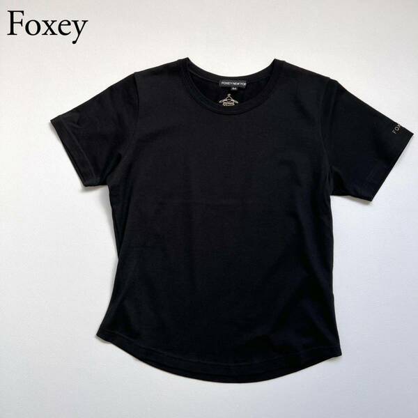 FOXEY NEW YORK フォクシーニューヨーク Tシャツ カットソー　ロゴ刺繍　ワンポイント トップス　半袖 レディース