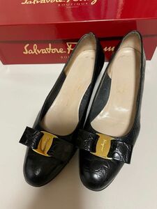 【 Salvatore Ferragamo　サルヴァトーレフェラガモ】ブラック　クロコ型押し　ヴァラリボン　定番人気