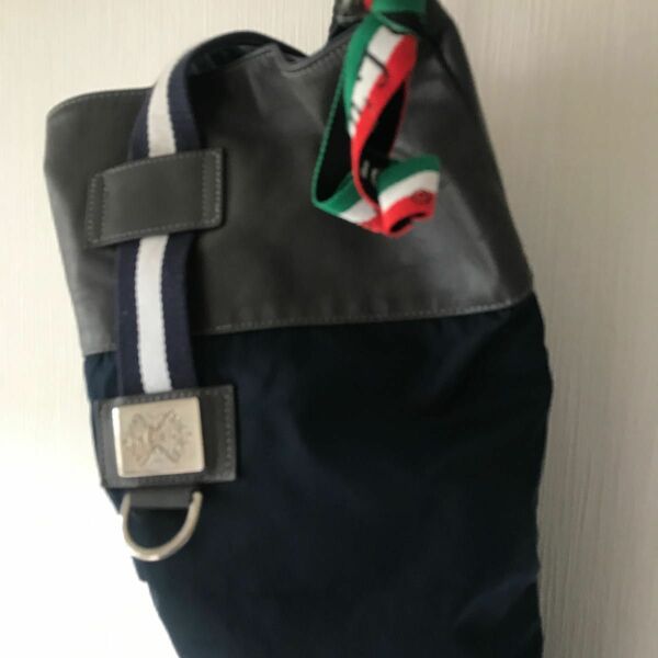 イタリアスタイルのショルダーバッグです　ーーーカラーはネイビー　最高級ですーーー人気ブランドです　美品です。