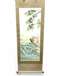 Art hand Auction Luxury hanging scroll ◆ Autumn leaves and sweetfish / Written by Shun Ogiso ◆ Genuine work on silk Rare Scroll Height 185cm x Width 65cm Tea utensils, painting, Japanese painting, flowers and birds, birds and beasts