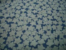 古布正絹縮緬はぎれブルー地にグレーの楓　110㎝　アンティーク昔着物リメイク古裂_画像1
