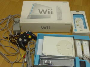 任天堂 Wii 本体 ホワイト RVL-001 プラスの付属品として クラシックコントローラー RVL-005 & ゲームキューブ用 コントローラーとメモリ