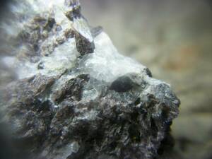 国産鉱物　大分県　尾平　斧石　アキシナイト　シャープな結晶あります　石英　クォーツ　定型外発送