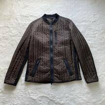 【美品】2WAY ARMANI COLLEZIONI アルマーニコレッツォーニ フーデッド ストライプ キルティングジャケット ブルゾン ブラウン メンズ 54_画像2