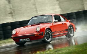 ポルシェ 911 カレラ クーペ 930型 1974年 レッド 壁紙ポスター ワイド版603×376mm（はがせるシール式）015W2