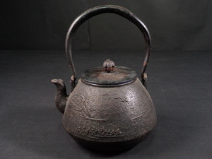 鉄瓶・山水図鉄瓶・銅蓋に三越製とあり（検索：時代鉄瓶）