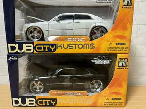 2台セット 未開封 JadaTOYS 1:24 CHRYSLER 300C クライスラー DUB CITY KUSTOMS ジャダトイズミニカー 模型車 車 白 黒 ホワイト ブラック