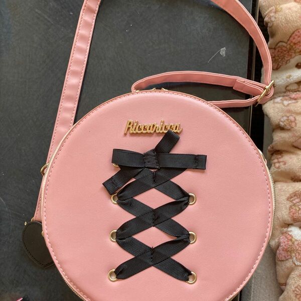可愛い円形のショルダーバッグ(∀)ほとんど使用していません。ピンクに黒のリボン可愛すぎます。