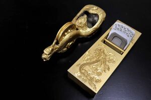 GMGH89○金メッキ かんな 墨壺 セット 大工道具 置き物 龍 鶴亀 秀芳刻 彫刻 縁起物 インテリア オブジェ 工芸品 美品