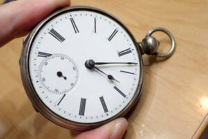 1800年代頃 メーカー不明/イギリス製？ ◆銀製/銀無垢 出テンプ/カギ巻き式 手巻きアンティーク懐中時計