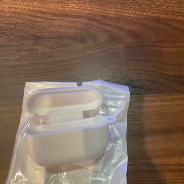 c127 AirPods シリコンカバー (White) シリコン製 保護カバー 装着充電可能 ワイヤレス充電可能 LED確認可能 さわさわシルキー加工 白