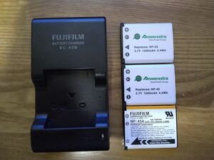 ☆FUJIFILM バッテリー充電器（BC-45B）＆ 純正バッテリー1個、サードパーティバッテリー2個☆