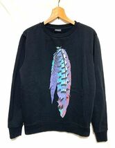 ★美品　MARCELO BURLON COUNTY OF MILAN マルセロバーロン　フェザープリント 裏起毛クルーネックスウェット ブラック XS_画像1