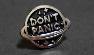 土星ドントパニック■ 金属 ■新品 『DON'T PANIC』 ■スペース　宇宙　 SPACE NASA ピンバッジ バッチ■萌え　激渋