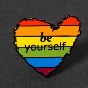 By心型US彩色■新品■『be yourselfハート型』LGBT レインボー LOVE ■金属ピンバッジ バッチ■イベント パレード■洋服・衣類DIY■激渋