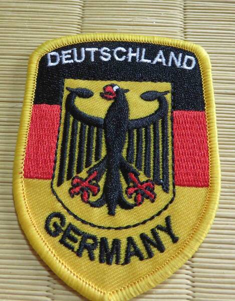 黒赤黄☆GM国旗柄◆新品　GERMANYドイツ ベルリン 黒鳥　ブラックバード■マッスルポーズ 刺繍ワッペン◆激渋◇定番■洋服・衣類・衣服DIY