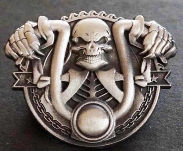US二輪髑髏鎖歯車■新品『海賊 髑髏』■金属ピンバッジ バッチ■激渋■オートバイ バイク ロック■ミリタリー サバゲー ファッション