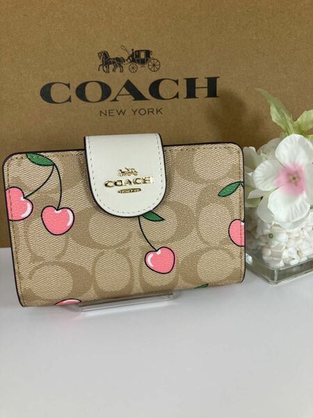 新品　未使用　コーチCOACH チェリーシグネチャー　ミディアム　二つ折り財布　箱、紙袋付き