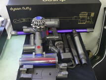 Dyson　V6 FLUFFY ORIGIN MO PU　DC74MHPU　コードレスクリーナー　動作確認済　バッテリー現状品_画像1