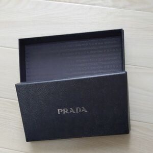 PRADA長財布の空き箱