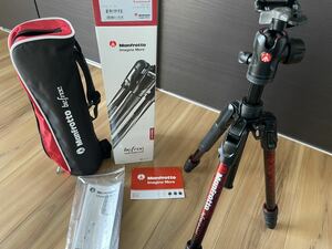 【美品】Manfrotto 三脚 Befreeアドバンス アルミ 4段 自由雲台 ツイストロック式T三脚キット レッド MKBFRTA4RD-BH 