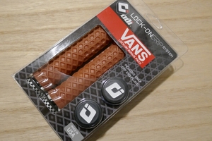 ODIグリップ VANS LOCK-ON GRIP ガム/ブラック　CHECKER CLAMPS