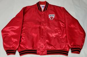 美品 90s CHICAGO BULLS 前後ロゴ 中綿アウター L 90年代 シカゴブルズ ナイロンジャケット スタジャン ビンテージ サテンジャケット