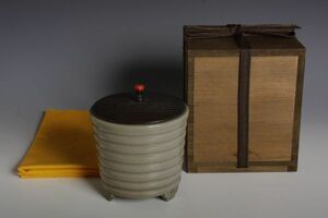 8233 青磁 木蓋付三つ足香炉(木箱・木蓋付) 香爐 茶道具 香道具 検:青瓷 青磁 古玩 唐物