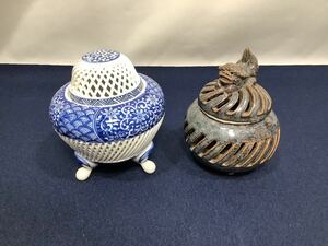 希少 有田焼 琴峰作 唐草 染付 透かし細工 高炉 足香炉 三つ足 骨董 陶器 焼き物 茶道具 現状品 FU112101