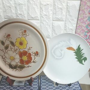 オールド皿二枚　花柄アイボリー色大皿(ニュウ欠け無し美品)　カネイチ中皿(ニュウ欠け無しスレあり)　　骨董品