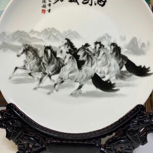 中国水墨駿馬絵皿　「馬到成功」大皿26cm　飾皿　縁起物　御神馬