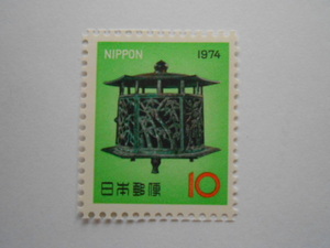 1974年年賀切手　梅竹透釣灯ろう　未使用10円切手（974）