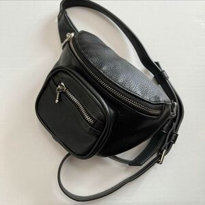 【美品】WYM SHRINK EMBOSS LEATHER BODY BAG