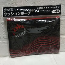 【匿名配送無料】 新品未開封 コカコーラ クッションポーチ 黒×赤 ブラック×レッド 小物入れ 化粧ポーチにも 約20cm×約14cm ノベルティ_画像2