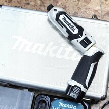 動作品 makita マキタ 充電式ペンインパクトドライバ 7.2V TD022D コードレス バッテリー 充電器 アルミケース付き_画像1