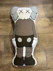 【入手困難】 KAWS カウズ　 ORIGINAL FAKE クッション ブラウン