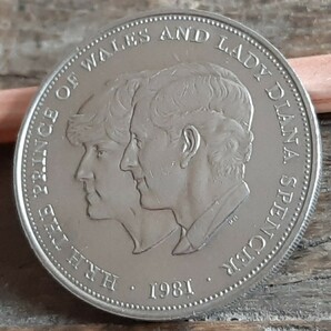 英国 イギリス 1981年 ブリティッシュ クラウン コイン 5シリング カプセル付き28g 39mm 美品です 本物 Charles & Diana の画像3