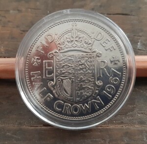 硬貨 イギリス 1967年 ハーフクラウン 英国コイン 美品です 本物エリザベス女王 32mm 14g コインカプセル付き