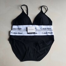 Mサイズ　カルバンクライン　ブラ&ショーツセット　上下セット　グレーとブラックセット　下着 Calvin klein CK 新品未使用_画像4