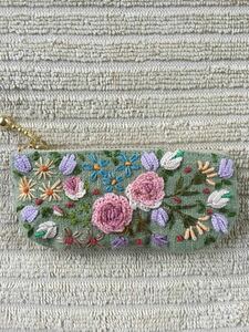 ミニミニポーチ　リップ　印鑑　小銭入れ☆リネン（麻）若草色　薔薇などの花の手刺繍☆ハンドメイド