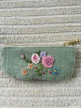 ミニミニポーチ　リップ　印鑑　小銭入れ☆リネン（麻）若草色　薔薇などの花の手刺繍☆ハンドメイド_画像4