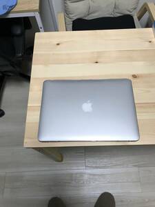 MacBook Air 2017 13インチ　きれいさには自信があります。りんごマークが光ります。