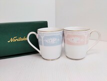 未使用保管品　ノリタケ　Noritake　マグカップ　ペアセット　箱入り　レースウッドゴールド　ブルー/ピンク　金彩　茶器　ブランド洋食器_画像1