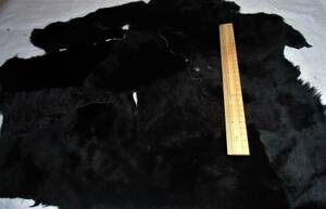 ムートンハギレ羊毛スペイン毛皮、革　黒色系、洋服材料、、新品、 クラフト