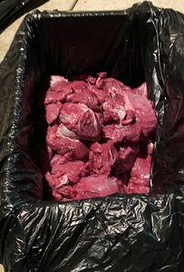 （骨なし鹿肉10kg） 11/12 ２～３歳の雌鹿を合法的に屠殺し冷凍しました。福岡県朝倉市で鹿肉計１０キロが生産された。鹿の肉。ペット用