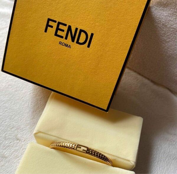 FENDI バゲット　ブレスレット　ゴールドカラー　箱付き フェンディ バングル　ロゴ　BOX